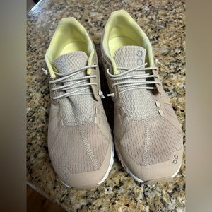 On Running women’s size 8 running shoes in Sand/Pearl.